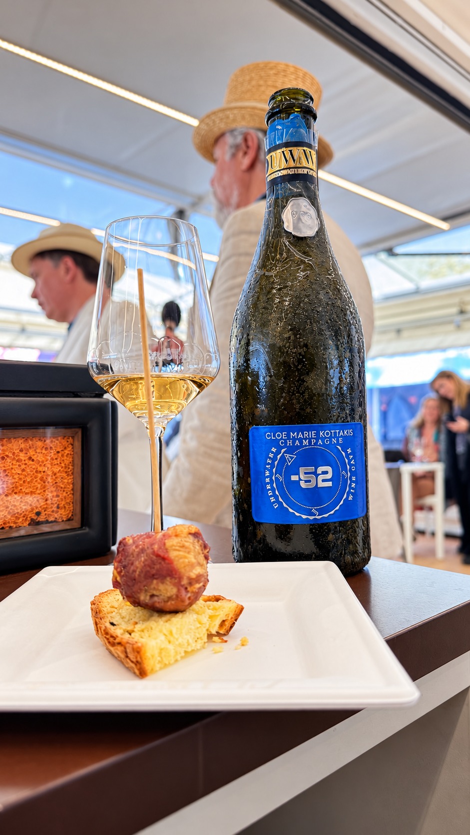 Champagne underwaterwine con calice e abbinamento gastronomico