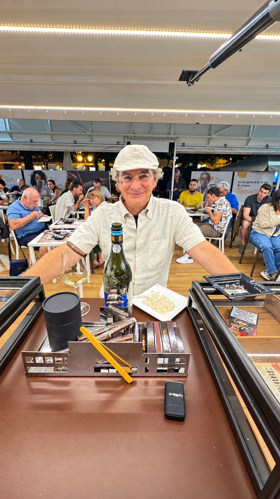 Marco Starace durante una degustazione con una bottiglia underwaterwine