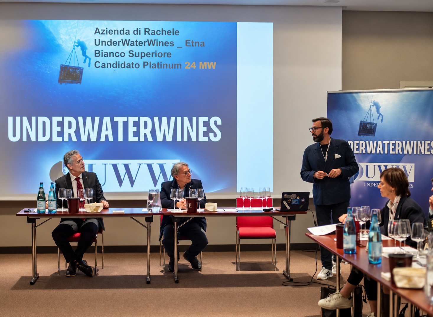 Relatori e partecipanti durante una masterclass dedicata agli underwaterwines