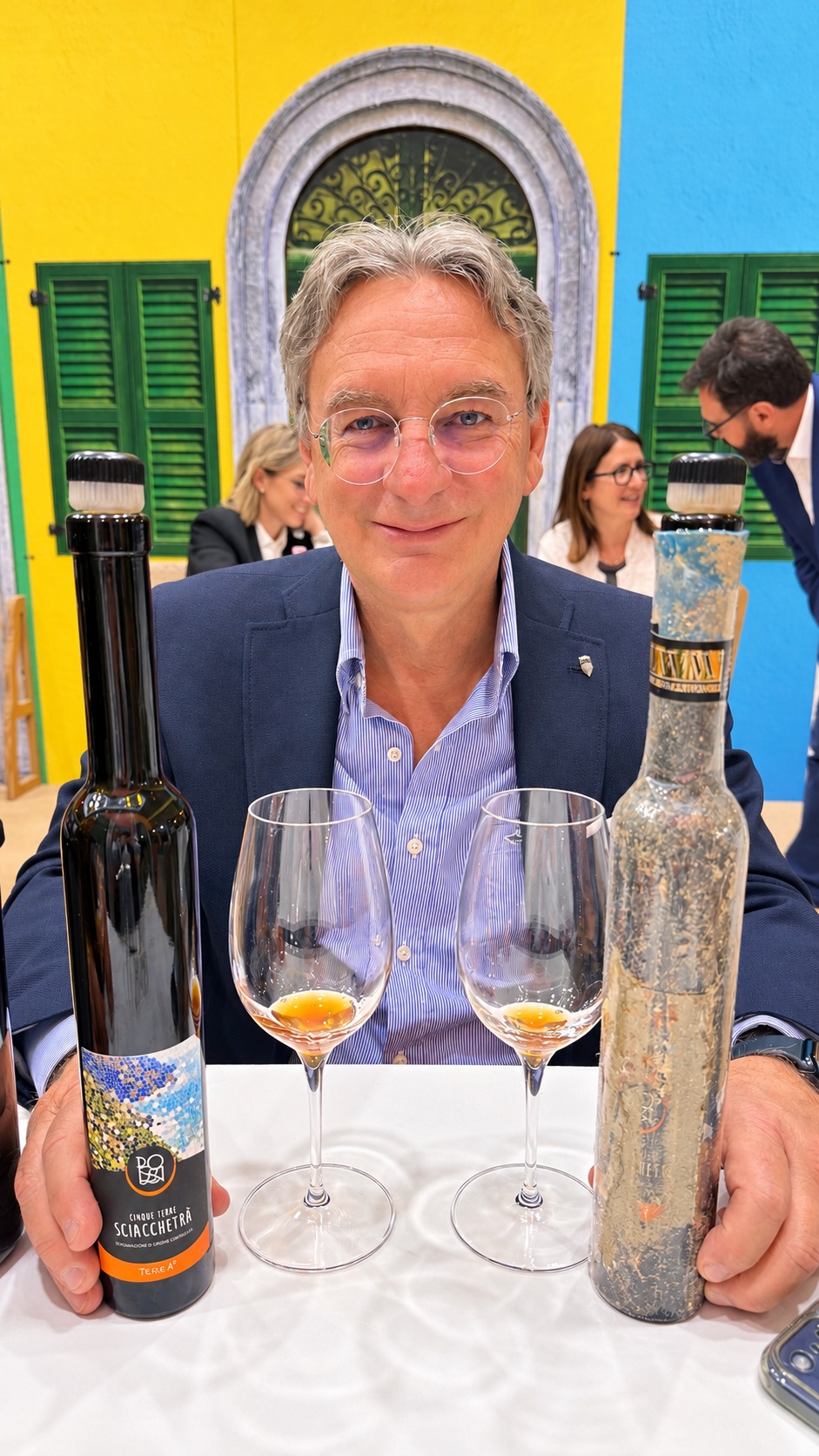 Marco Starace con due bottiglie di Sciacchetrà e i calici di degustazione