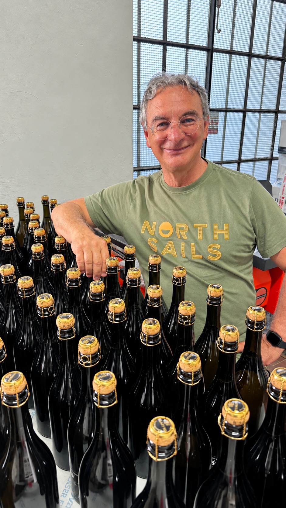 Marco Starace tra le bottiglie di Champagne durante i preparativi