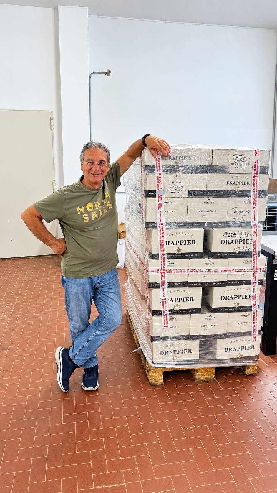 Marco Starace accanto alle scatole di Champagne Drappier