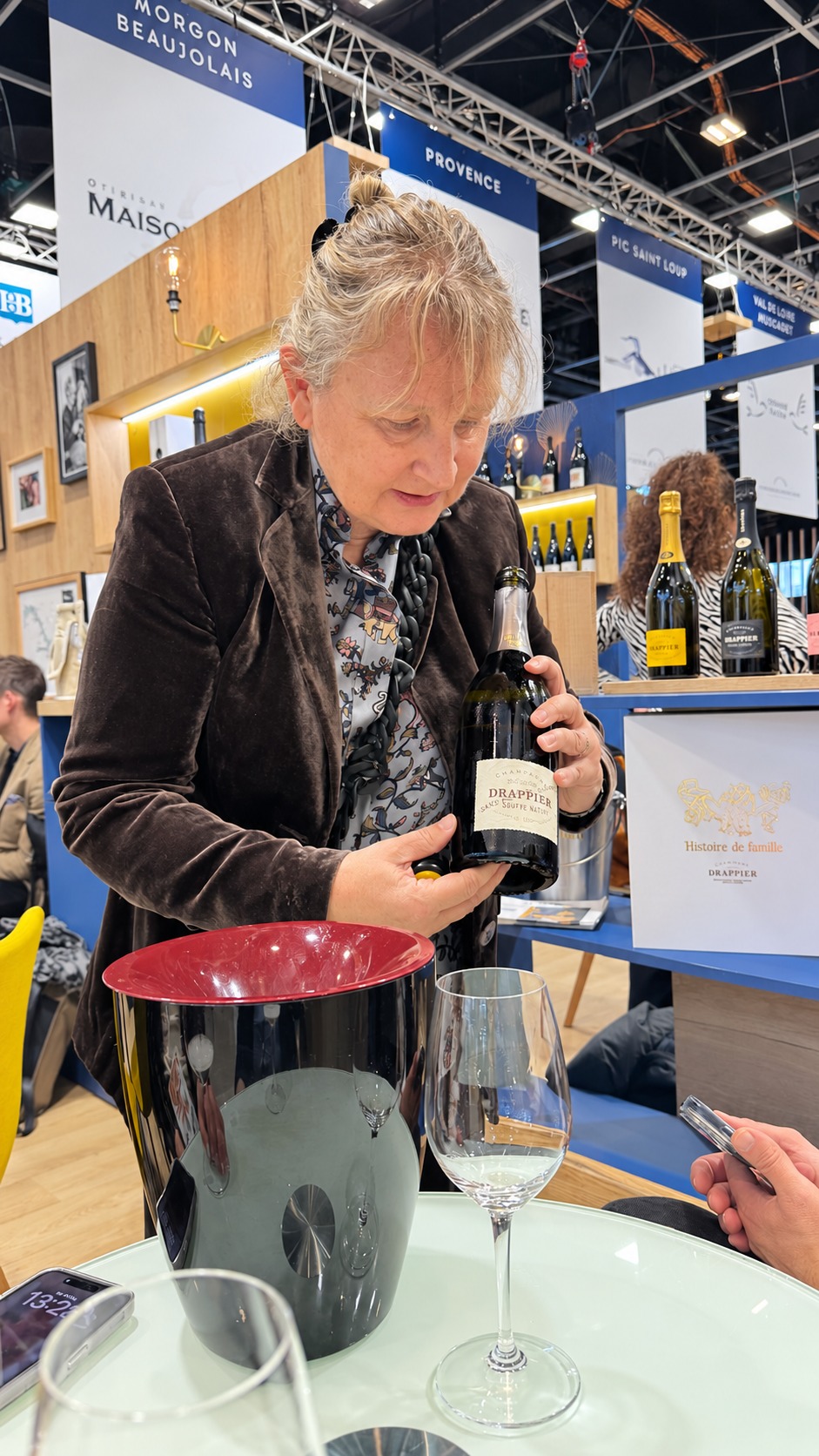 Sylvie Drappier presenta una bottiglia di Champagne allo stand di Wine Paris