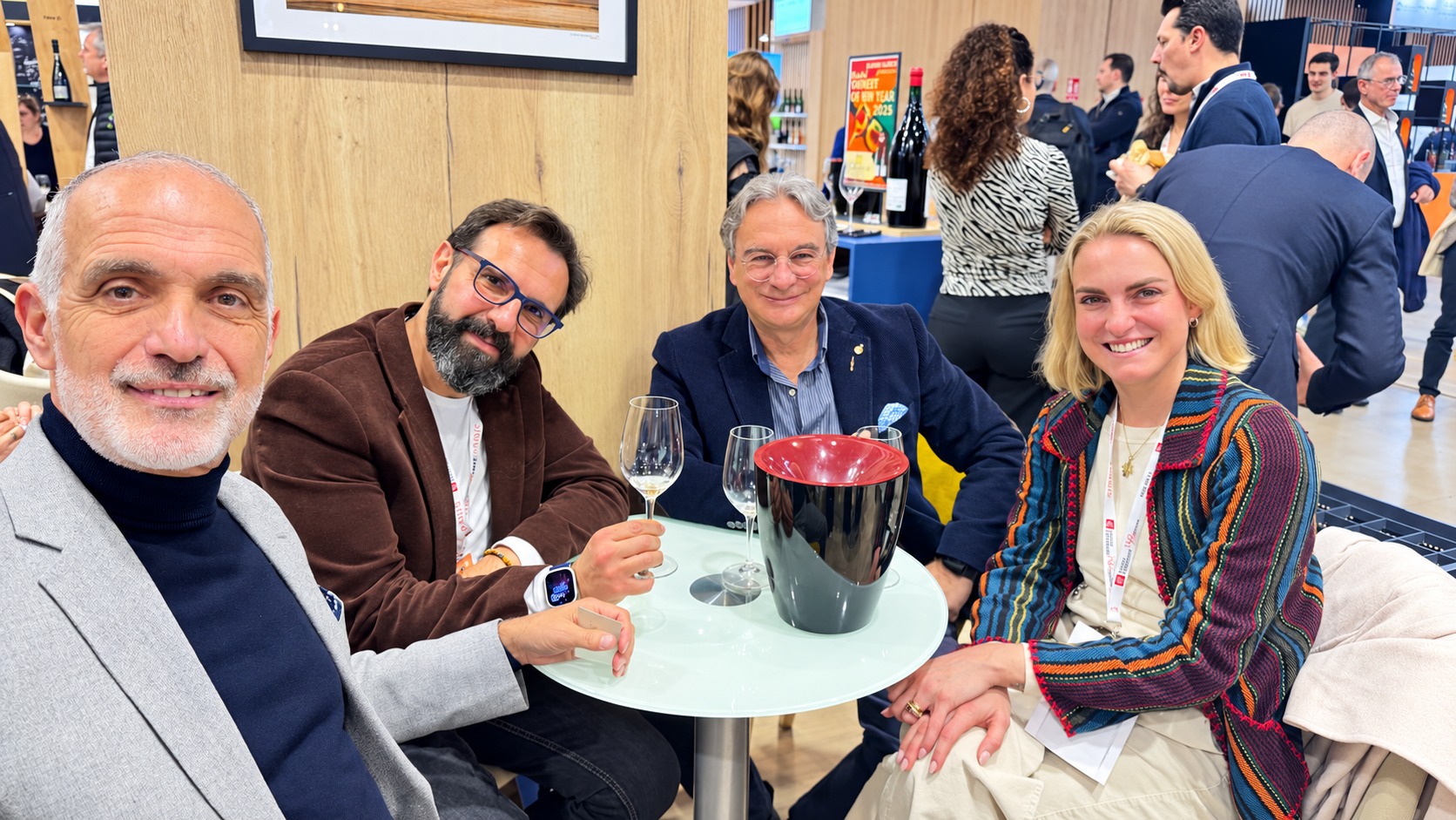 Foto di gruppo al tavolo della Maison Drappier durante Wine Paris
